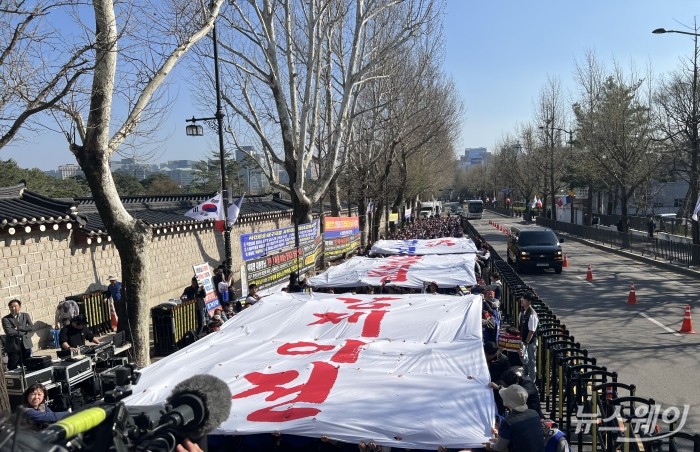 2일 서울 종로구 청와대 앞에서 HMM 노동조합이 결의대회를 진행하고 있다. 사진=이건우 기자