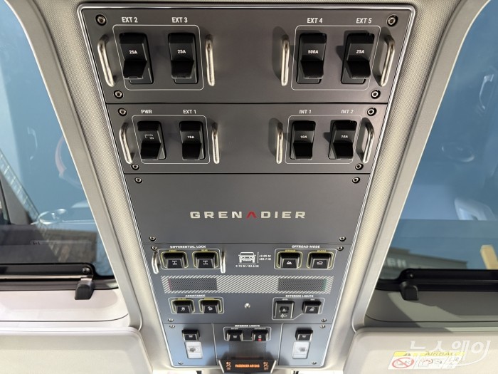 이네오스 그레나디어 실내 버튼. 사진=권지용 기자