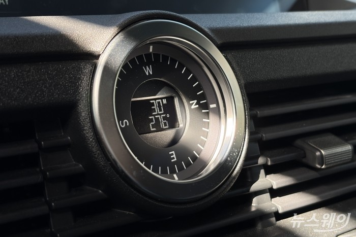 이네오스 그레나디어 나침반. 사진=권지용 기자