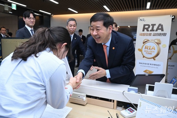 구윤철 부총리 겸 재정경제부 장관이 3일 오후 서울 여의도 NH투자증권 본점을 찾아 직원으로부터 RIA(국내시장 복귀계좌) 출시 관련 상품을 경청한 뒤 악수하고 있다. 사진=강민석 기자 kms@newsway.co.kr
