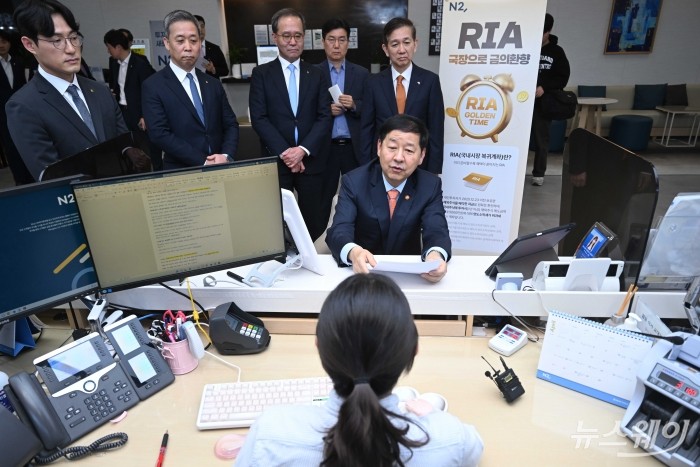 구윤철 부총리 겸 재정경제부 장관이 3일 오후 서울 여의도 NH투자증권 본점을 찾아 직원으로부터 RIA(국내시장 복귀계좌) 출시 관련 상품에 대한 설명을 듣고 있다. 사진=강민석 기자 kms@newsway.co.kr