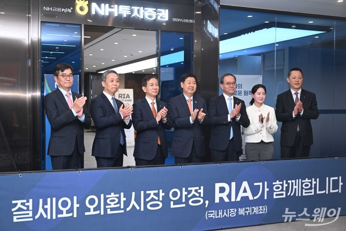 구윤철 부총리 겸 재정경제부 장관을 비롯한 참석자들이 3일 오후 서울 여의도 NH투자증권 본점에서 열린 RIA(국내시장 복귀계좌) 출시 기념식에서 기념촬영을 하고 있다. (왼쪽부터)강민훈 NH투자증권 디지털사업부 대표, 윤병운 NH투자증권 사장, 황성엽 금융투자협회장, 구 부총리, 이찬우 NH농협금융지주 회장, 이재경 NH투자증권 채널솔루션부문 부사장, 배광수 NH투자증권 WM 사업부 대표. 사진=강민석 기자 kms@newsway.co.kr