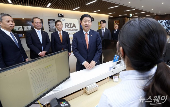 구윤철 부총리 겸 재정경제부 장관이 3일 오후 서울 여의도 NH투자증권 본점을 찾아 직원으로부터 RIA(국내시장 복귀계좌) 출시 관련 상품을 설명 듣고 있다. 사진=강민석 기자 kms@newsway.co.kr