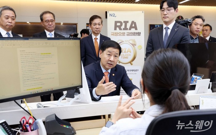 구윤철 부총리 겸 재정경제부 장관이 3일 오후 서울 여의도 NH투자증권 본점을 찾아 직원으로부터 RIA(국내시장 복귀계좌) 출시 관련 상품을 설명 듣고 있다. 사진=강민석 기자 kms@newsway.co.kr