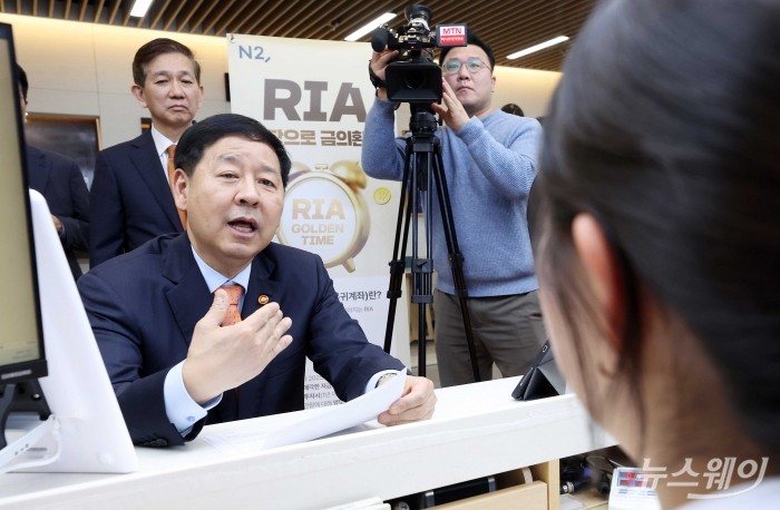구윤철 부총리 겸 재정경제부 장관이 3일 오후 서울 여의도 NH투자증권 본점을 찾아 직원으로부터 RIA(국내시장 복귀계좌) 출시 관련 상품에 대한 설명을 듣고 있다. 사진=강민석 기자 kms@newsway.co.kr