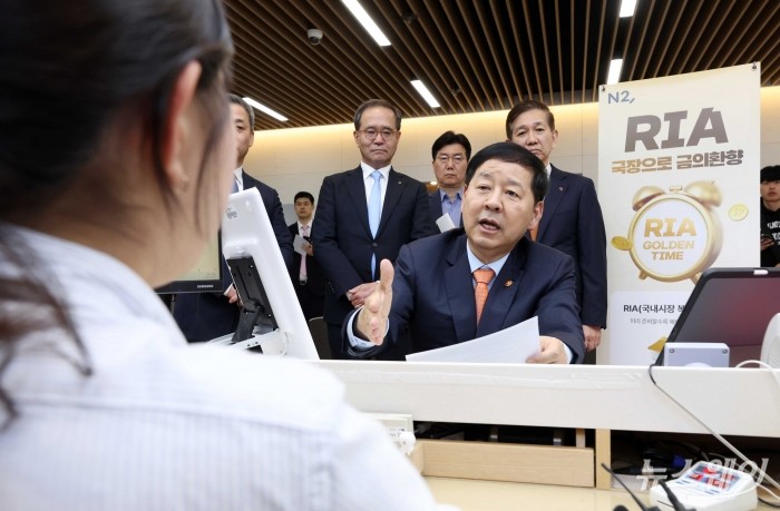 구윤철 부총리 겸 재정경제부 장관이 3일 오후 서울 여의도 NH투자증권 본점을 찾아 직원으로부터 RIA(국내시장 복귀계좌) 출시 관련 상품을 설명 듣고 있다. 사진=강민석 기자 kms@newsway.co.kr