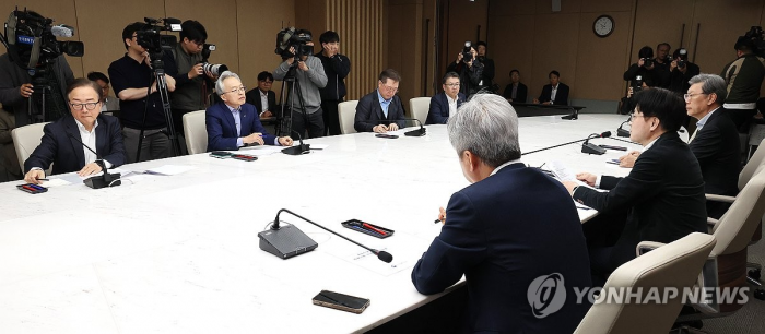 김정관 산업통상자원부 장관(오른쪽 두번째)이 27일 서울 중구 대한상공회의소에서 중동 전쟁에 따른 공급망 위기 대응 방안을 논의하기 위해 6개 경제단체와의 긴급 간담회를 열고 발언하고 있다.(사진=연합뉴스)