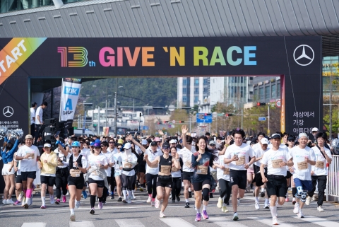 광안대교 뒤덮은 '2만 개의 삼각별'···벤츠, 질주 대신 '동행'을 택하다