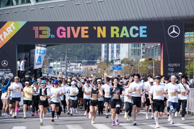 광안대교 뒤덮은 '2만 개의 삼각별'···벤츠, 질주 대신 '동행'을 택하다