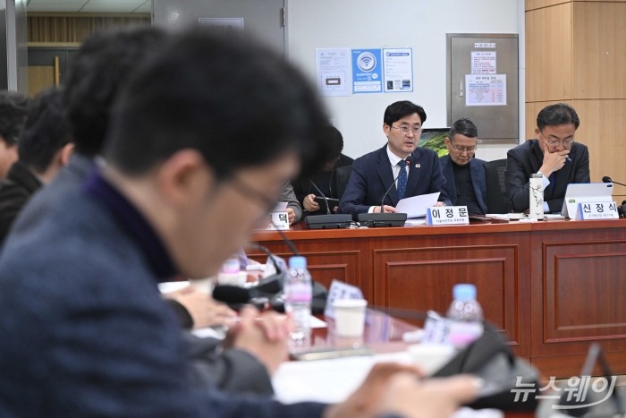 이정문 더불어민주당 의원이 6일 오전 서울 여의도 국회의원회관에서 열린 '중단된 제4인터넷뱅크, 재추진 필요한가?' 토론회에서 인사말을 하고 있다. 사진=강민석 기자 kms@newsway.co.kr