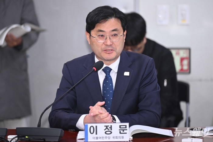 이정문 더불어민주당 의원이 6일 오전 서울 여의도 국회의원회관에서 열린 '중단된 제4인터넷뱅크, 재추진 필요한가?' 토론회에서 인사말을 하고 있다. 사진=강민석 기자 kms@newsway.co.kr