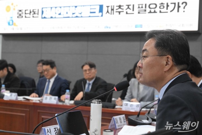 신장식 조국혁신당 의원이 6일 오전 서울 여의도 국회의원회관에서 열린 '중단된 제4인터넷뱅크, 재추진 필요한가?' 토론회에서 인사말을 하고 있다. 사진=강민석 기자 kms@newsway.co.kr