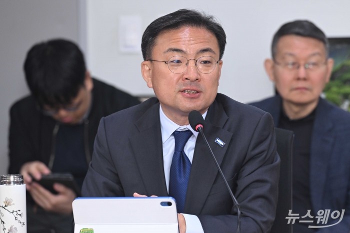 신장식 조국혁신당 의원이 6일 오전 서울 여의도 국회의원회관에서 열린 '중단된 제4인터넷뱅크, 재추진 필요한가?' 토론회에서 인사말을 하고 있다. 사진=강민석 기자 kms@newsway.co.kr