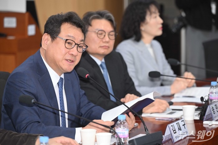 좌장을 맡은 김재구 명지대학교 교수가 6일 오전 서울 여의도 국회의원회관에서 열린 '중단된 제4인터넷뱅크, 재추진 필요한가?' 토론회에서 발언을 하고 있다. 사진=강민석 기자 kms@newsway.co.kr