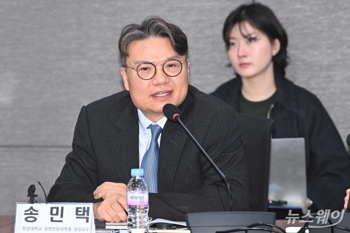 송민택 한양대학교 교수가 6일 오전 서울 여의도 국회의원회관에서 열린 '중단된 제4인터넷뱅크, 재추진 필요한가?' 토론회에서 '인터넷전문은행 성과와 평가 및 제4인터넷전문은행 도입 진행절차 평가를 중심으로'라는 주제로 발표하고 있다. 사진=강민석 기자 kms@newsway.co.kr