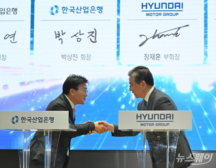 악수 나누는 박상진 산은 회장과 장재훈 현대차그룹 부회장