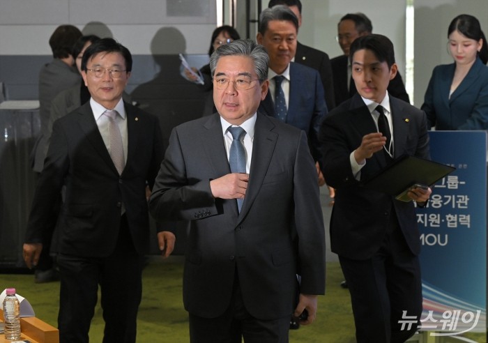 장재훈 현대자동차 부회장이 6일 오후 서울 영등포구 여의도 한국산업은행에서 열린 '현대차그룹 새만금 프로젝트 관련 현대차그룹-정책금융기관 금융협력 업무협약식에 참석하고 있다. 사진=이수길 기자 Leo2004@newsway.co.kr