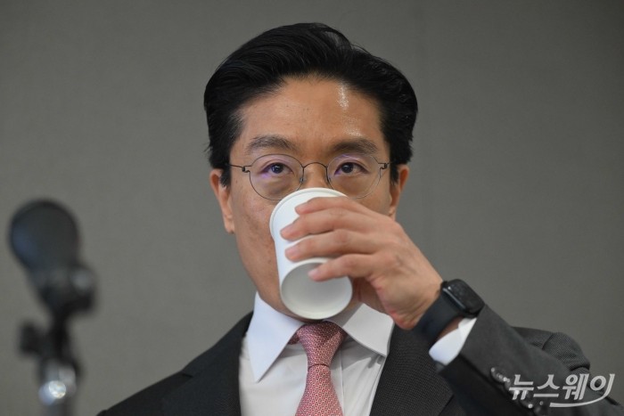 전인석 삼천당제약 대표가 6일 오후 서울 서초구 삼천당제약 본사에서 열린 SCD 2026 기자회견에서 취재진의 질문을 경청하던 중 물을 마시고 있다. 사진=강민석 기자 kms@newsway.co.kr