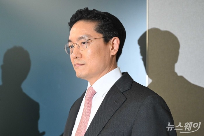 전인석 삼천당제약 대표가 6일 오후 서울 서초구 삼천당제약 본사에서 열린 SCD 2026 기자회견에서 취재진 질문을 경청하고 있다. 사진=강민석 기자 kms@newsway.co.kr