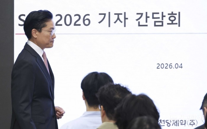 전인석 삼천당제약 대표가 6일 오후 서울 서초구 삼천당제약 본사에서 열린 SCD 2026 기자회견에 참석하기 위해 회견장으로 들어서고 있다. 사진=강민석 기자 kms@newsway.co.kr