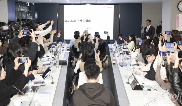 전인석 삼천당제약 대표가 6일 오후 서울 서초구 삼천당제약 본사에서 열린 SCD 2026 기자회견에서 취재진 질문에 답변을 하고 있다. 사진=강민석 기자 kms@newsway.co.kr