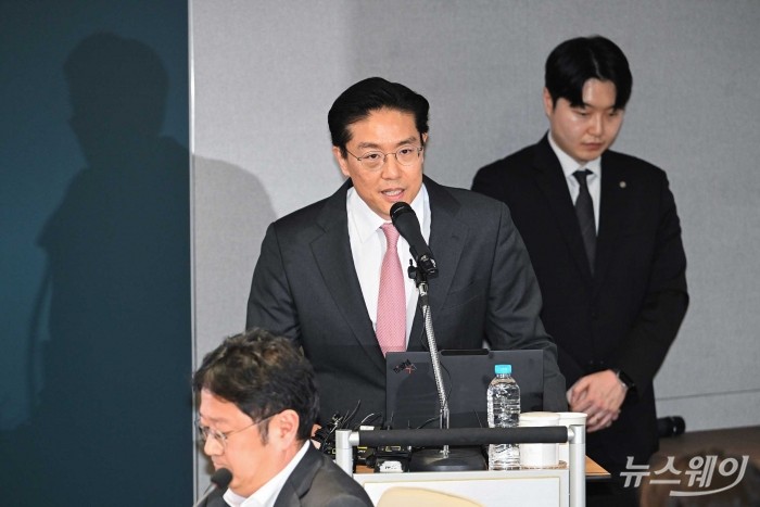 전인석 삼천당제약 대표가 6일 오후 서울 서초구 삼천당제약 본사에서 열린 SCD 2026 기자회견에서 취재진 질문에 답변을 하고 있다. 사진=강민석 기자 kms@newsway.co.kr