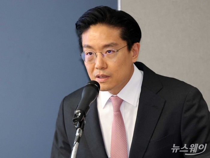 전인석 삼천당제약 대표가 6일 오후 서울 서초구 삼천당제약 본사에서 열린 SCD 2026 기자회견에서 취재진 질문에 답변을 하고 있다. 사진=강민석 기자 kms@newsway.co.kr