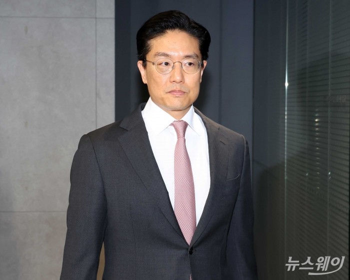 전인석 삼천당제약 대표가 6일 오후 서울 서초구 삼천당제약 본사에서 열린 SCD 2026 기자회견에 참석하기 위해 회견장으로 들어서고 있다. 사진=강민석 기자 kms@newsway.co.kr