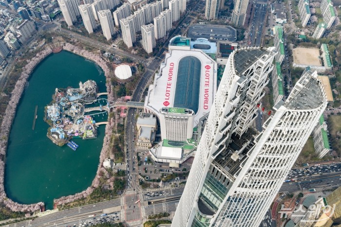 롯데월드타워 전망대 서울스카이가 오는 11월 29일까지 2026시즌 스카이브릿지 투어를 운영한다. 사진=롯데월드