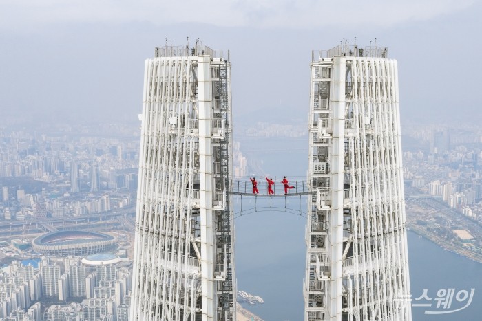 롯데월드타워 전망대 서울스카이가 오는 11월 29일까지 2026시즌 스카이브릿지 투어를 운영한다. 사진=롯데월드