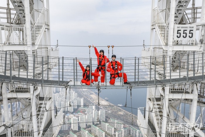 롯데월드타워 전망대 서울스카이가 오는 11월 29일까지 2026시즌 스카이브릿지 투어를 운영한다. 사진=롯데월드