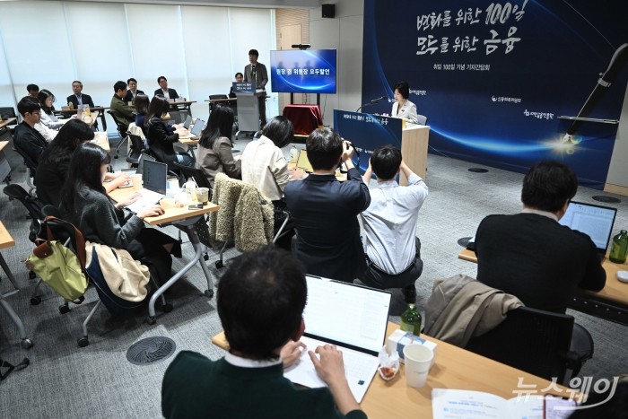 김은경 서민금융진흥원장 겸 신용회복위원장이 7일 오전 서울 중구 서민금융진흥원에서 열린 취임 100일 기념 기자간담회에서 모두발언을 하고 있다. 사진=강민석 기자 kms@newsway.co.kr