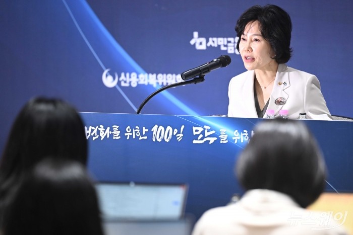 김은경 서민금융진흥원장 겸 신용회복위원장이 7일 오전 서울 중구 서민금융진흥원에서 열린 취임 100일 기념 기자간담회에서 모두발언을 하고 있다. 사진=강민석 기자 kms@newsway.co.kr