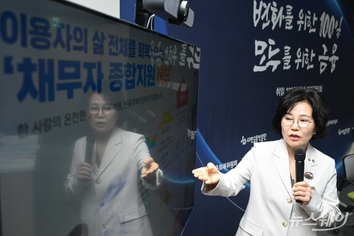 김은경 서민금융진흥원장 겸 신용회복위원장이 7일 오전 서울 중구 서민금융진흥원에서 열린 취임 100일 기념 기자간담회에서 제도발표를 하고 있다. 사진=강민석 기자 kms@newsway.co.kr