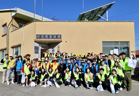 '12년간 함께 마을 가꾸다'···시몬스, 이천 주민과 만든 '상생 플로깅'