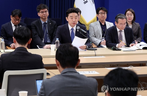 강훈식 비서실장과 김용범 정책실장이 7일 청와대에서 중동상황 관련 기자간담회를 하고 있다. 사진=연합뉴스