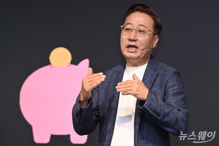 윤호영 카카오뱅크 대표이사가 8일 오전 서울 여의도 페어몬트 앰배서더에서 열린 2026 카카오뱅크 Press Talk에서 '카카오뱅크의 전략 및 방향성'을 주제로 발표하고 있다. 사진=강민석 기자 kms@newsway.co.kr