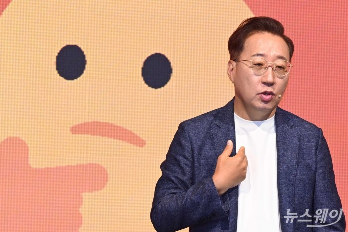 윤호영 카카오뱅크 대표이사가 2026 카카오뱅크 Press Talk에서 '카카오뱅크의 전략 및 방향성' 주제로 발표하고 있다. 사진=강민석 기자 kms@newsway.co.kr