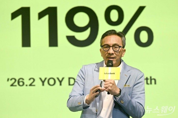 티고르 M.시아한(Tigor M.Siahaan) 슈퍼뱅크 대표가 8일 오전 서울 여의도 페어몬트 앰배서더에서 열린 2026 카카오뱅크 Press Talk에서 'Superbank x 카카오뱅크 협업'을 주제로 발표하고 있다. 사진=강민석 기자 kms@newsway.co.kr