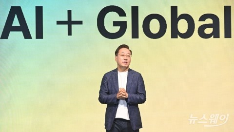 윤호영 카뱅 대표 "쓰기 편한 은행을 넘어···AI 네이티브 뱅크로 대전환"