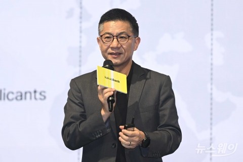 '태국 가상은행 준비 현황' 발표하는 뿐나맛 위찟끌루왕싸