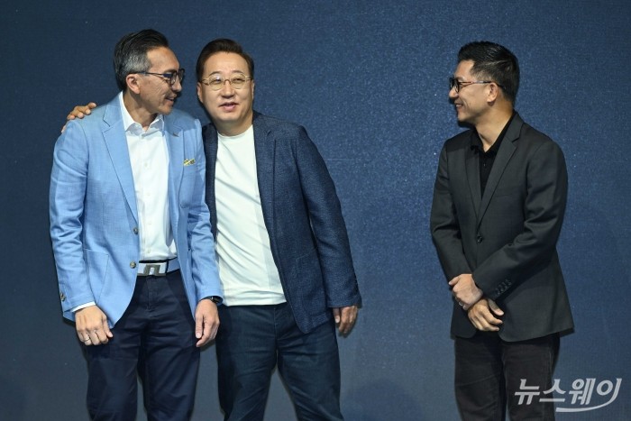 (왼쪽부터)티고르 M.시아한 슈퍼뱅크 대표이사, 윤호영 카카오뱅크 대표이사, 뿐나맛 위찟끌루왕싸 뱅크X CEO가 8일 오전 서울 여의도 페어몬트 앰배서더에서 열린 2026 카카오뱅크 Press Talk에서 기념촬영을 마친 뒤 대화하고 있다. 사진=강민석 기자 kms@newsway.co.kr