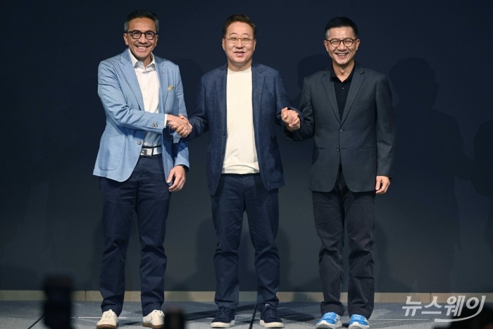 (왼쪽부터)티고르 M.시아한 슈퍼뱅크 대표이사, 윤호영 카카오뱅크 대표이사, 뿐나맛 위찟끌루왕싸 뱅크X CEO가 8일 오전 서울 여의도 페어몬트 앰배서더에서 열린 2026 카카오뱅크 Press Talk에서 기념촬영을 하고 있다. 사진=강민석 기자 kms@newsway.co.kr