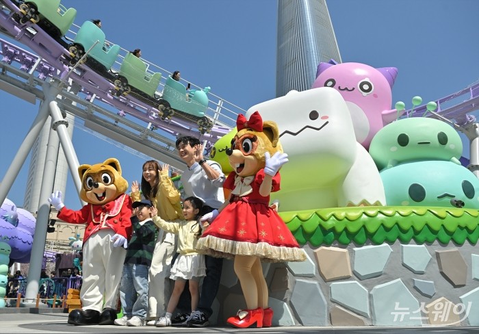 롯데월드 어드벤처가 8일 서울 송파구 롯데월드 어드벤처 매직아일랜드에 온라인 게임 메이플스토리 IP를 접목한 600평 규모의 '메이플 아일랜드 존'을 구성하고 신규 놀이기구 '스톤익스프레스', '아르카나라이드', '에오스타워'와 '핑크빈' 콘셉트로 변신한 '자이로스핀'이 운행되고 있다. 사진=이수길 기자 Leo2004@newsway.co.kr