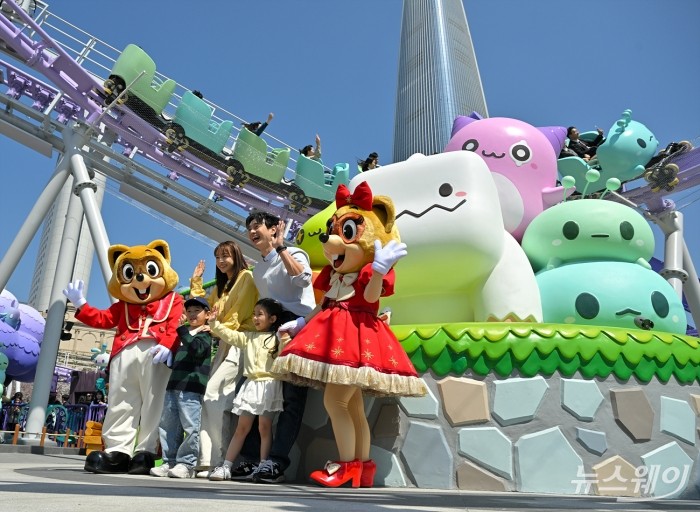 롯데월드 어드벤처가 8일 서울 송파구 롯데월드 어드벤처 매직아일랜드에 온라인 게임 메이플스토리 IP를 접목한 600평 규모의 '메이플 아일랜드 존'을 구성하고 신규 놀이기구 '스톤익스프레스', '아르카나라이드', '에오스타워'와 '핑크빈' 콘셉트로 변신한 '자이로스핀'을 운행하고 있다. 사진=이수길 기자 Leo2004@newsway.co.kr
