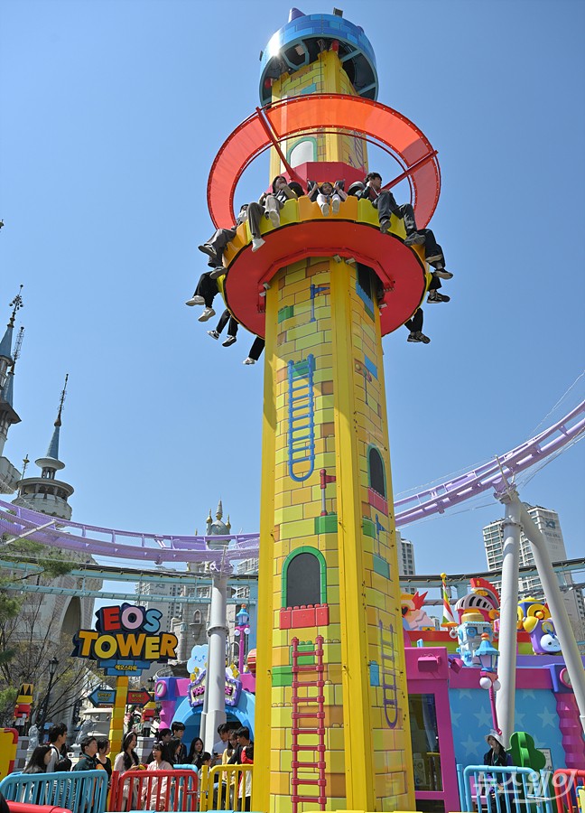 롯데월드 어드벤처가 8일 서울 송파구 롯데월드 어드벤처 매직아일랜드에 온라인 게임 메이플스토리 IP를 접목한 600평 규모의 '메이플 아일랜드 존'을 구성하고 신규 놀이기구 '스톤익스프레스', '아르카나라이드', '에오스타워'와 '핑크빈' 콘셉트로 변신한 '자이로스핀'이 운행되고 있다. 사진=이수길 기자 Leo2004@newsway.co.kr