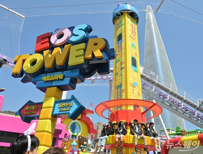 롯데월드 어드벤처가 8일 서울 송파구 롯데월드 어드벤처 매직아일랜드에 온라인 게임 메이플스토리 IP를 접목한 600평 규모의 '메이플 아일랜드 존'을 구성하고 신규 놀이기구 '스톤익스프레스', '아르카나라이드', '에오스타워'와 '핑크빈' 콘셉트로 변신한 '자이로스핀'을 운행하고 있다. 사진=이수길 기자 Leo2004@newsway.co.kr