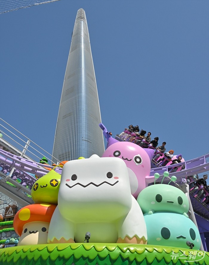 롯데월드 어드벤처가 8일 서울 송파구 롯데월드 어드벤처 매직아일랜드에 온라인 게임 메이플스토리 IP를 접목한 600평 규모의 '메이플 아일랜드 존'을 구성하고 신규 놀이기구 '스톤익스프레스', '아르카나라이드', '에오스타워'와 '핑크빈' 콘셉트로 변신한 '자이로스핀'이 운행되고 있다. 사진=이수길 기자 Leo2004@newsway.co.kr