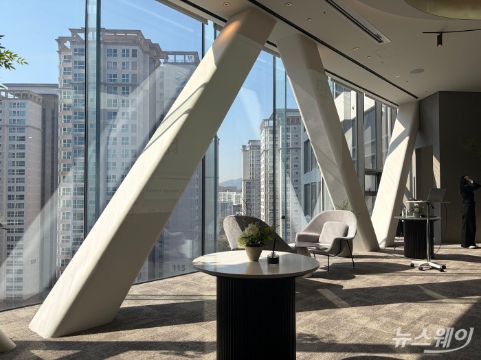 포스코이앤씨 '오티에르 반포' 스카이라운지 내부. 사진=박상훈 기자.