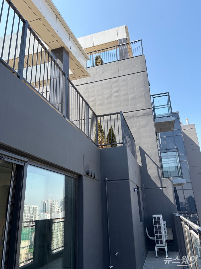 포스코이앤씨 '오티에르 반포' 펜트하우스 발코니. 사진=박상훈 기자